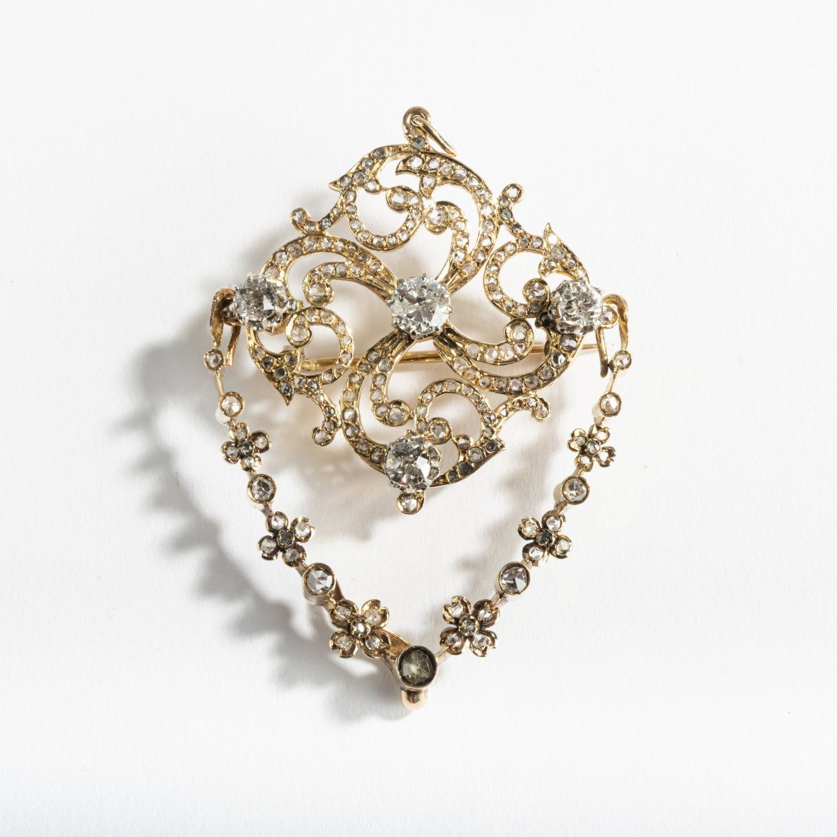 Null France, Broche/pendentif, c. 1880, or jaune 18ct., diamants. 18 grammes. 55&hellip;