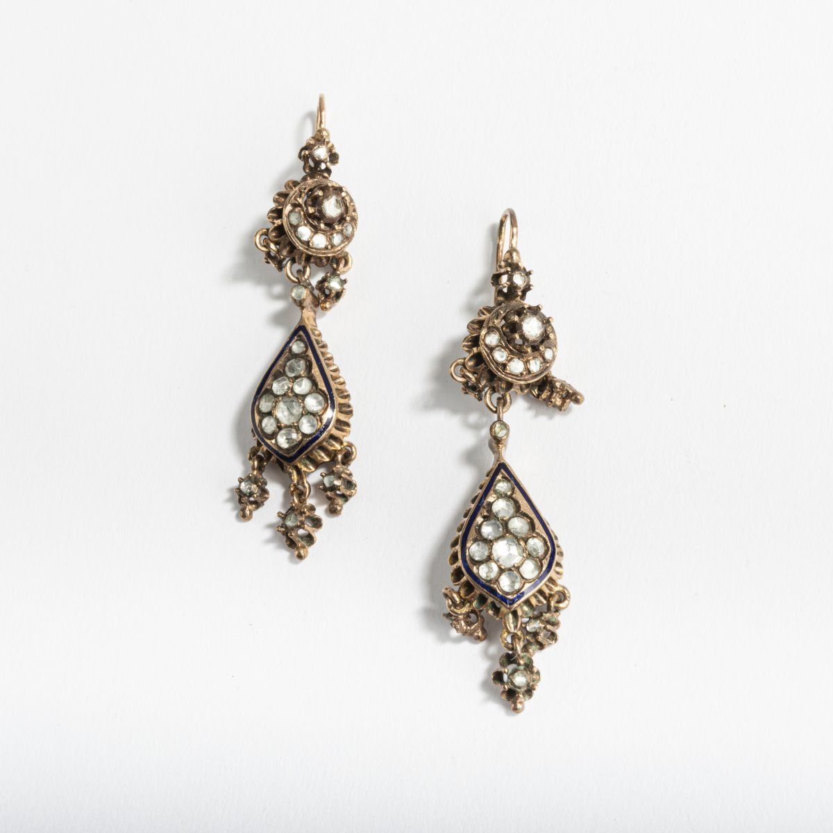 Null Italie, Paire de boucles d'oreilles, c. 1880, Or, émail, diamants. 7,5 gram&hellip;