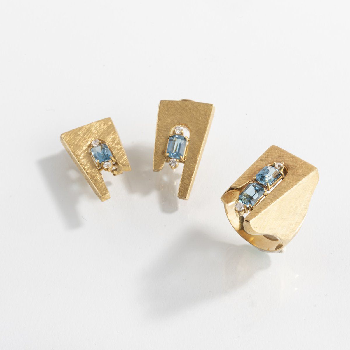 Null 德国，戒指和一对耳钉，1970年代，14ct.黄金，黄宝石，钻石。重4.7-18克。戒指内径19.5毫米；耳环每个29 x 16毫米。没有签名。一个耳&hellip;