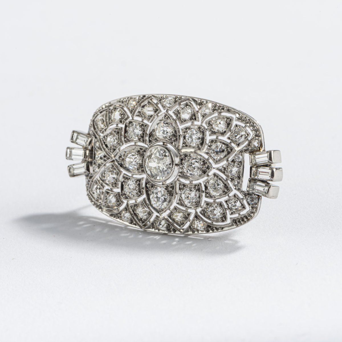 Null Allemagne, Broche brillante, années 1950, or blanc 14ct., diamants taille b&hellip;