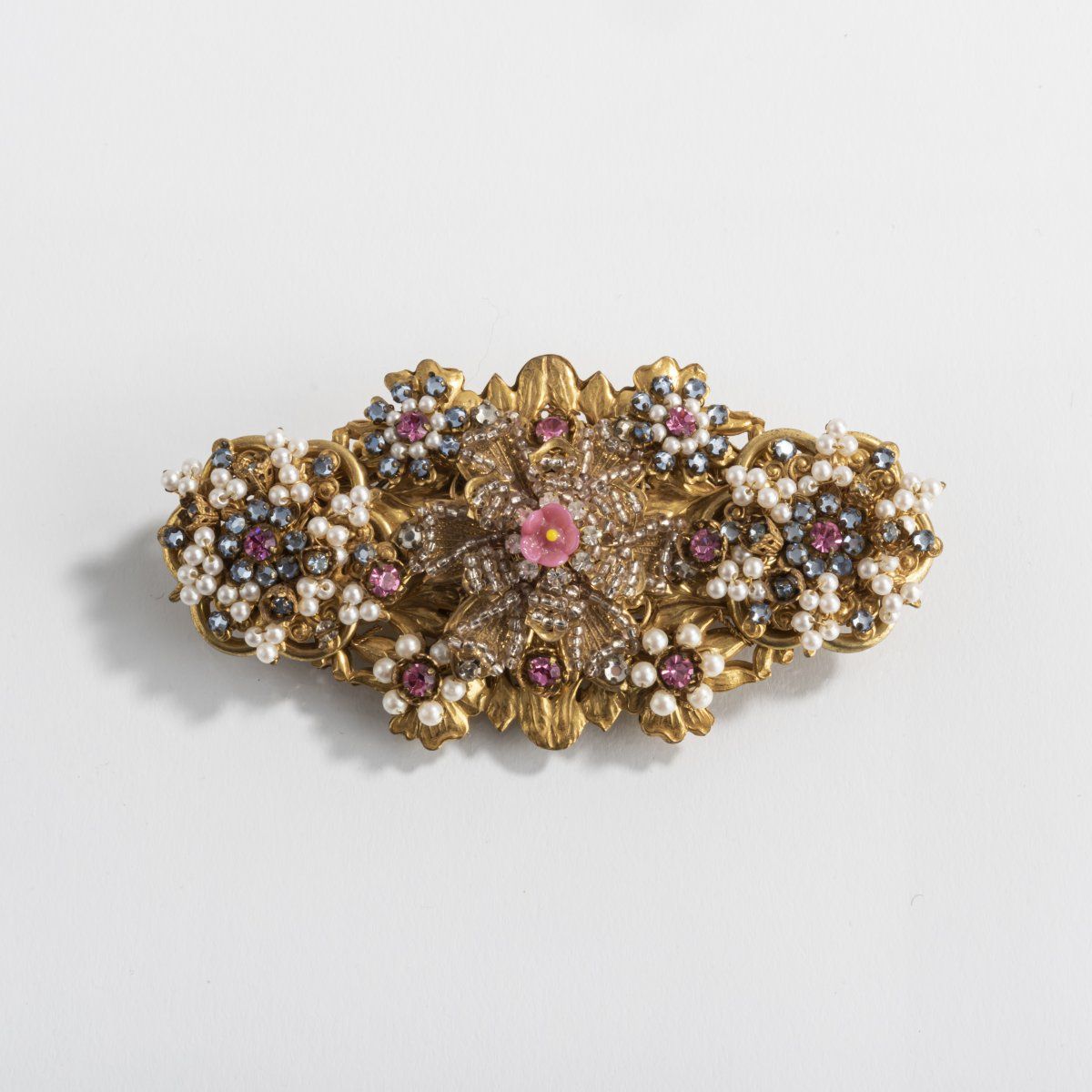 Null Stanley Hagler，纽约，胸针，约1940年，黄铜，各种珍珠和宝石。56克。50 x 100 x 20毫米。签名：制造商的标记，纽约市（压印&hellip;