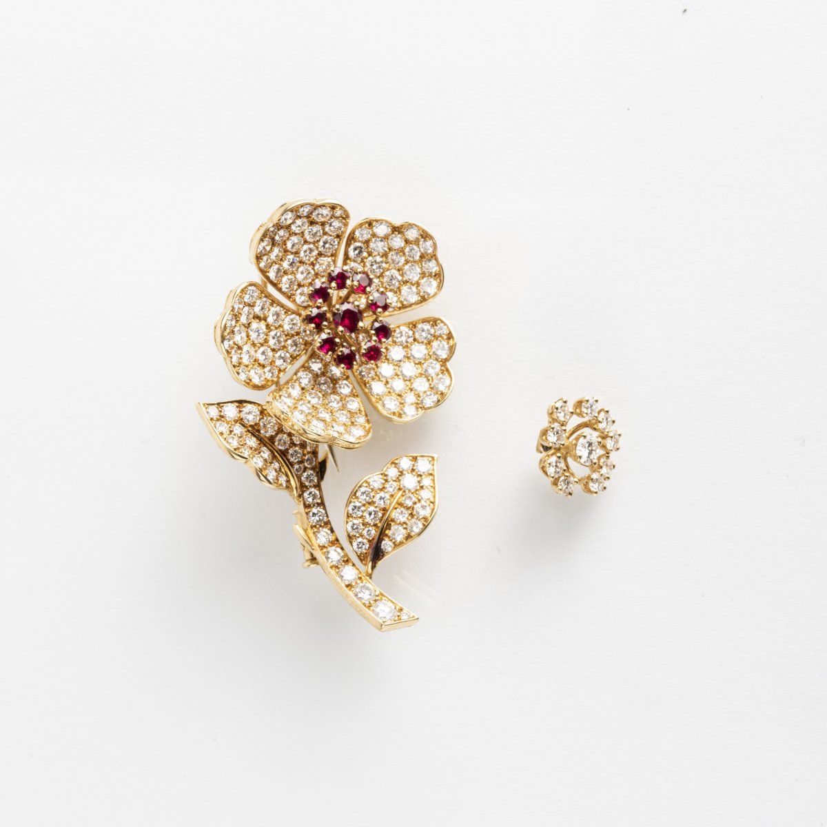 Null Boucheron，巴黎，带可替换花朵的胸针，约1970年，18ct.黄金，钻石，红宝石。重16.7克。50 x 29毫米。有签名。OR750，制造商&hellip;