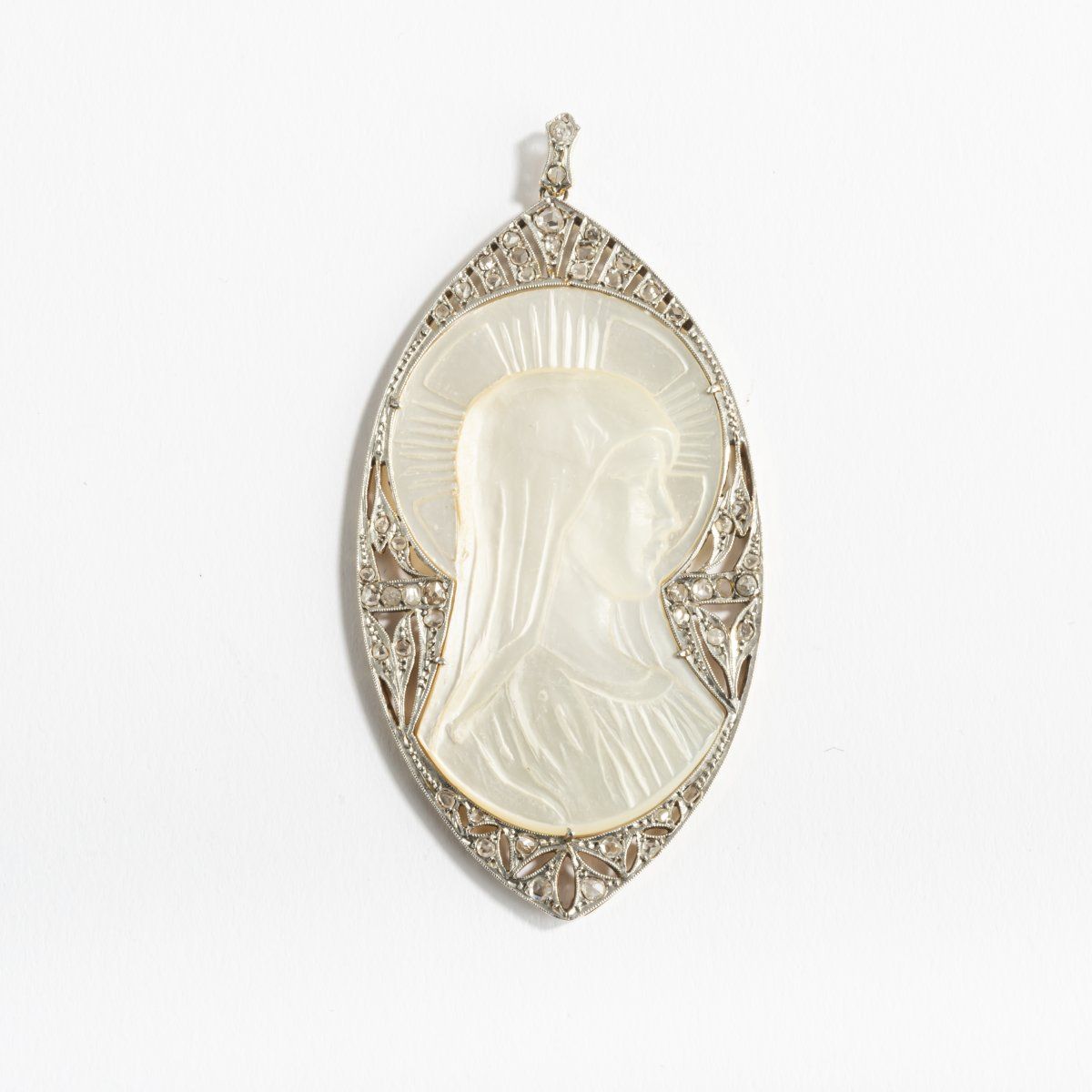 Null Italie, Pendentif 'Madonna', c. 1910, Platine, or jaune 18ct., diamants, co&hellip;
