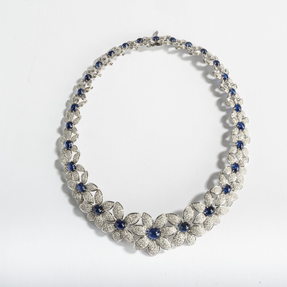 Null 意大利，Collier，1980年代，18ct.白金，凸圆形蓝宝石，钻石。重109克。165 x 140毫米。有签名。750，检查标志（压印）。