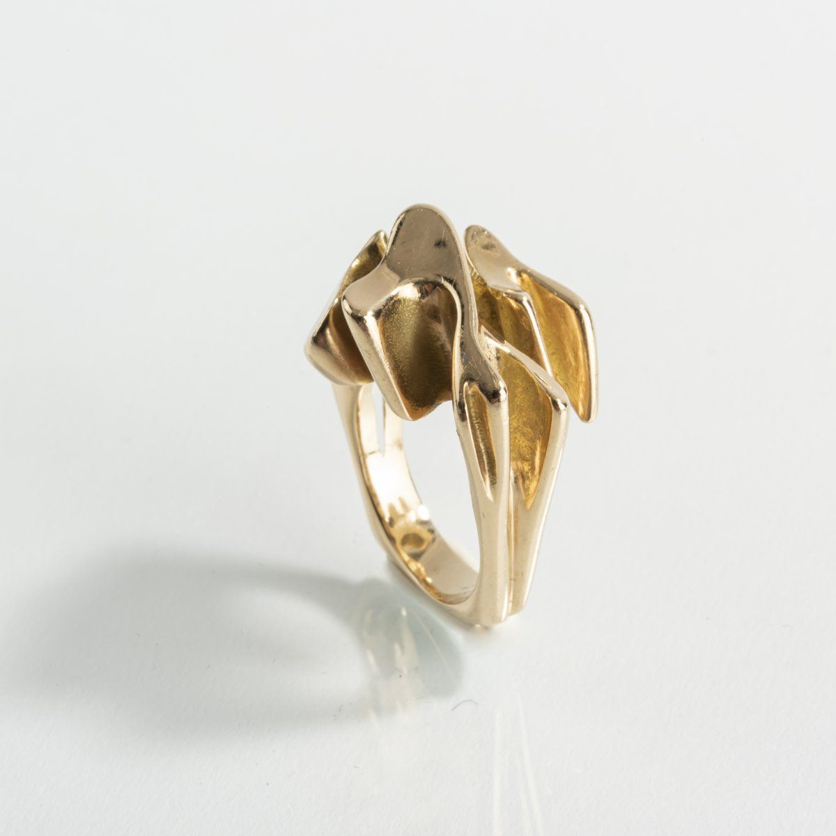 Null Georg Jensen，哥本哈根，戒指，1960年代，14ct.黄金。16.9克。内径17.5毫米。签名：制造商标记，585，丹麦，型号（浮雕）。