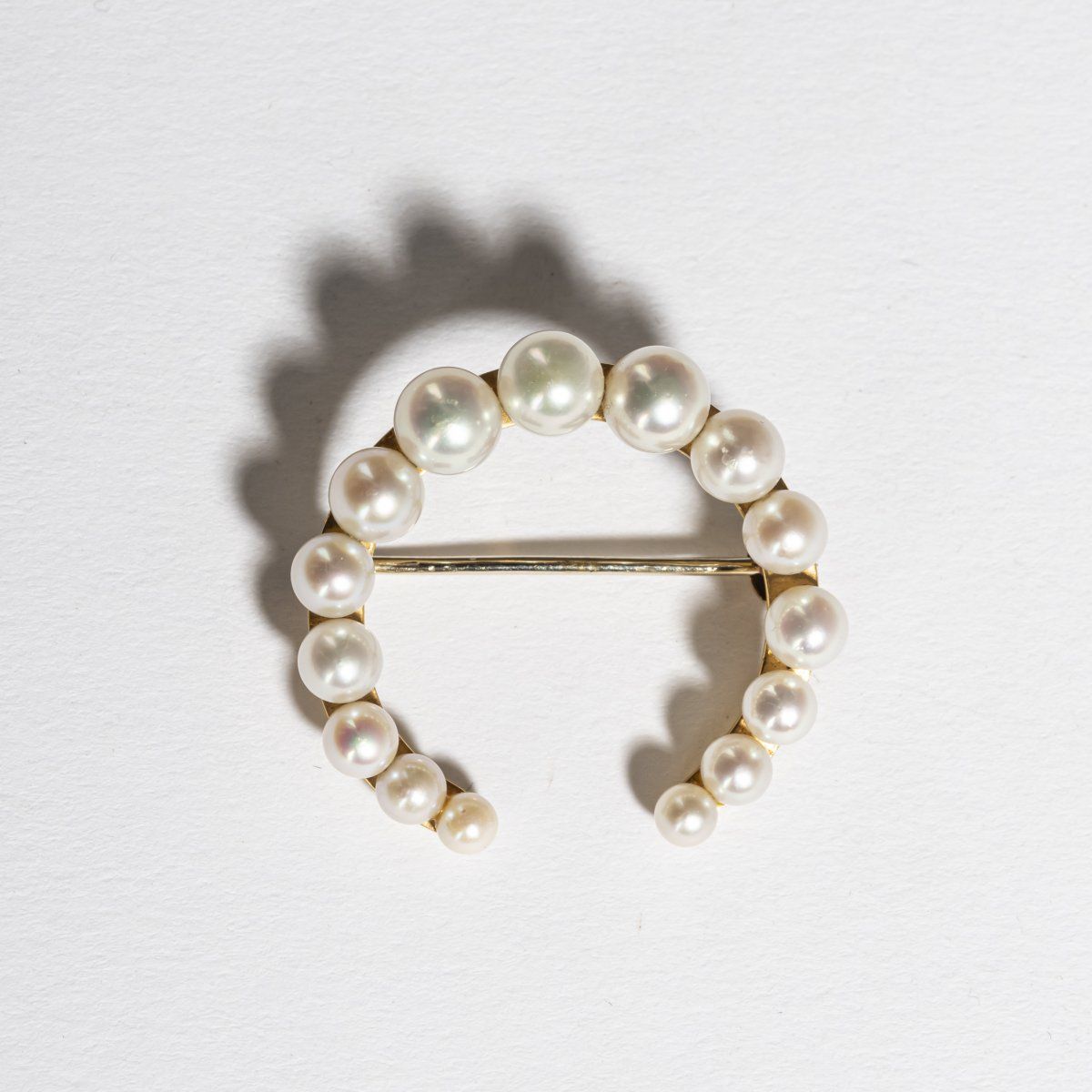 Null Germany, Pearl brooch, 1970s, 18ct. Yellow gold, 15 Akoya pearls. 5.2 grams&hellip;