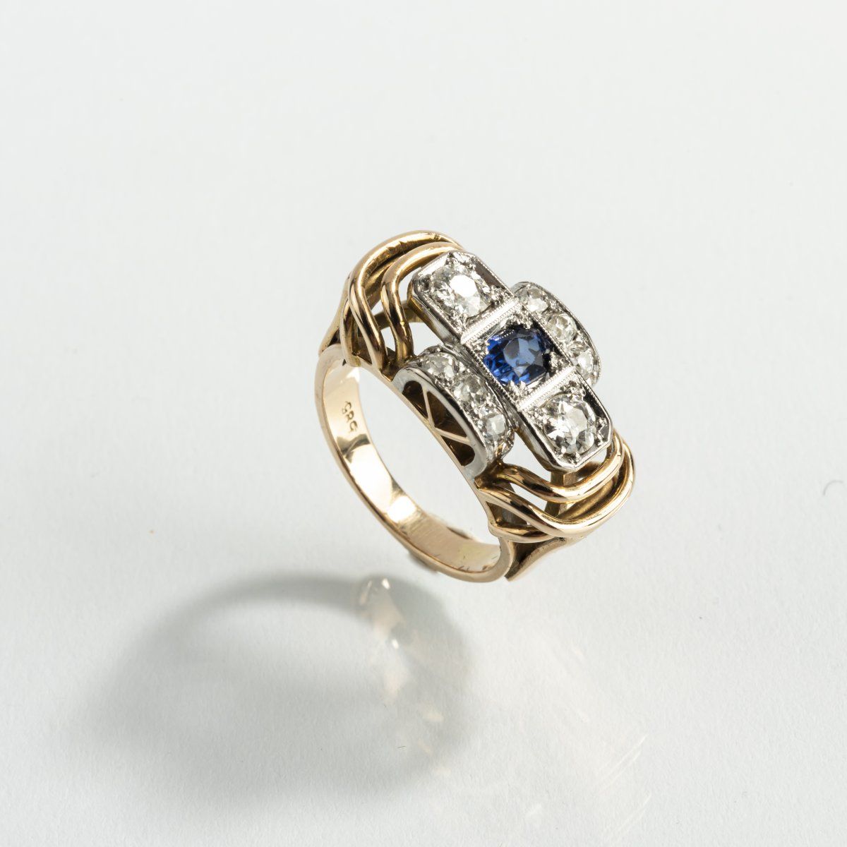 Null 德国，戒指，1930年代，14ct.黄金，蓝宝石，钻石。7.6克。内径16.5毫米。有签名。585（压印）..,