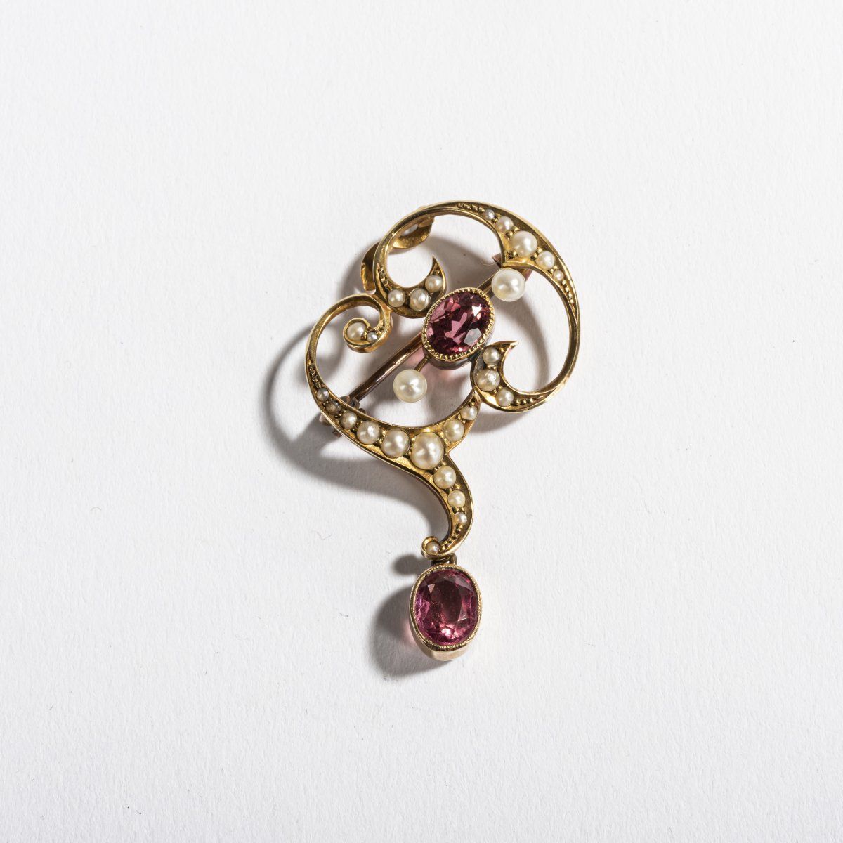 Null 英国，维多利亚时代的种子珍珠胸针，约1890年，黄金，碧玺，种子珍珠。3.9克。34 x 25毫米。有签名。15，制造商的标记（压印）。