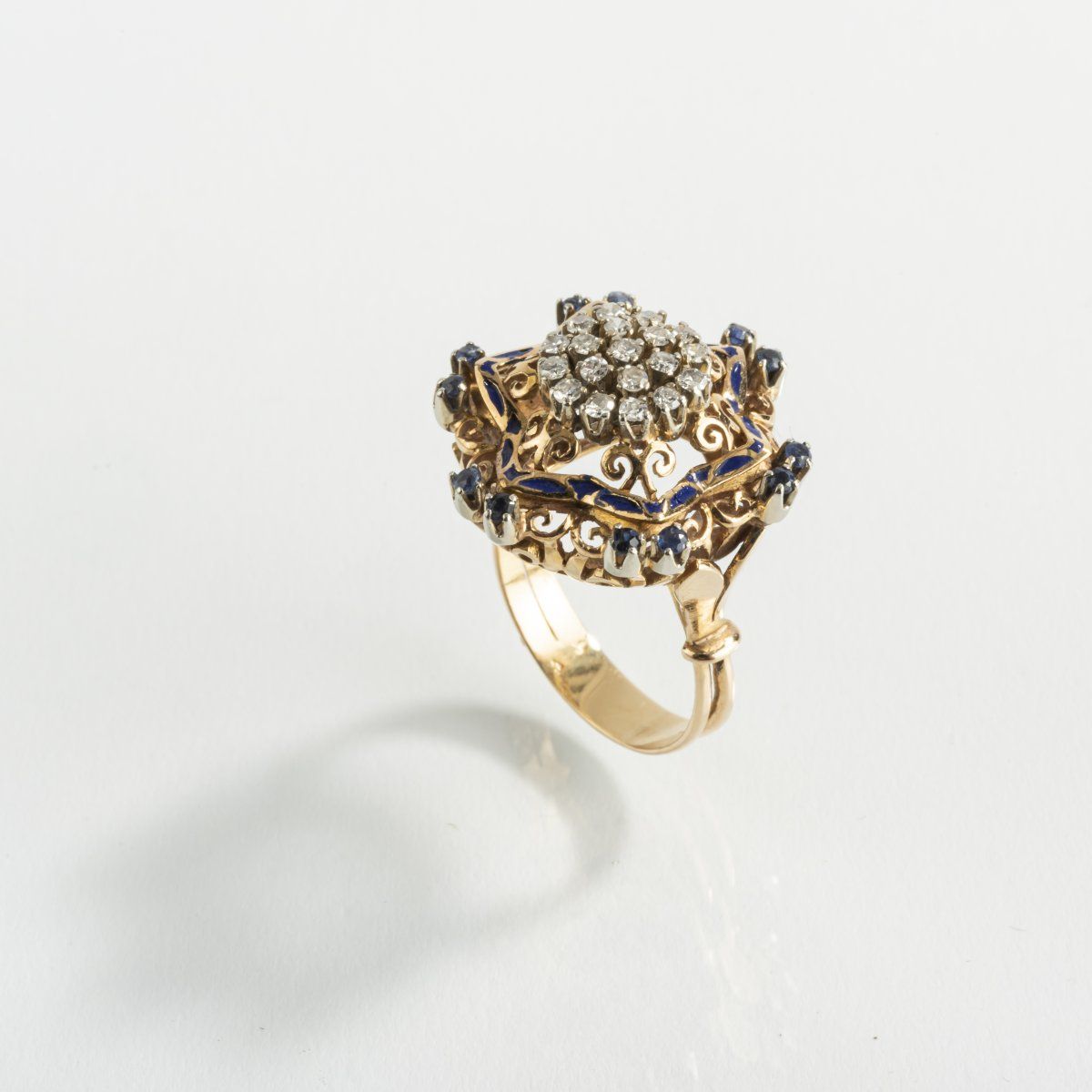 Null 意大利，戒指，1940年代，18ct.黄金，蓝宝石，钻石，珐琅。9克。内径18.5毫米。没有签名。