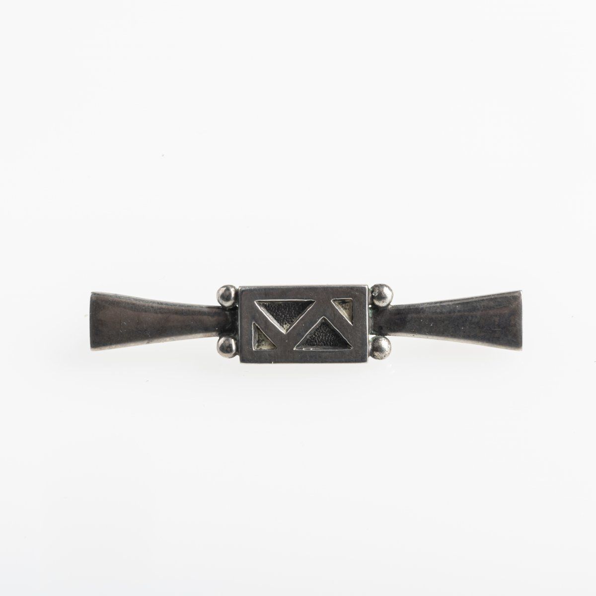 Null Mogens Björn-Andersen，胸针/裙针，1950年代，银制。9.2克。60 x 11毫米。有签名。4，制造商的标记，型号，丹麦（压印）&hellip;