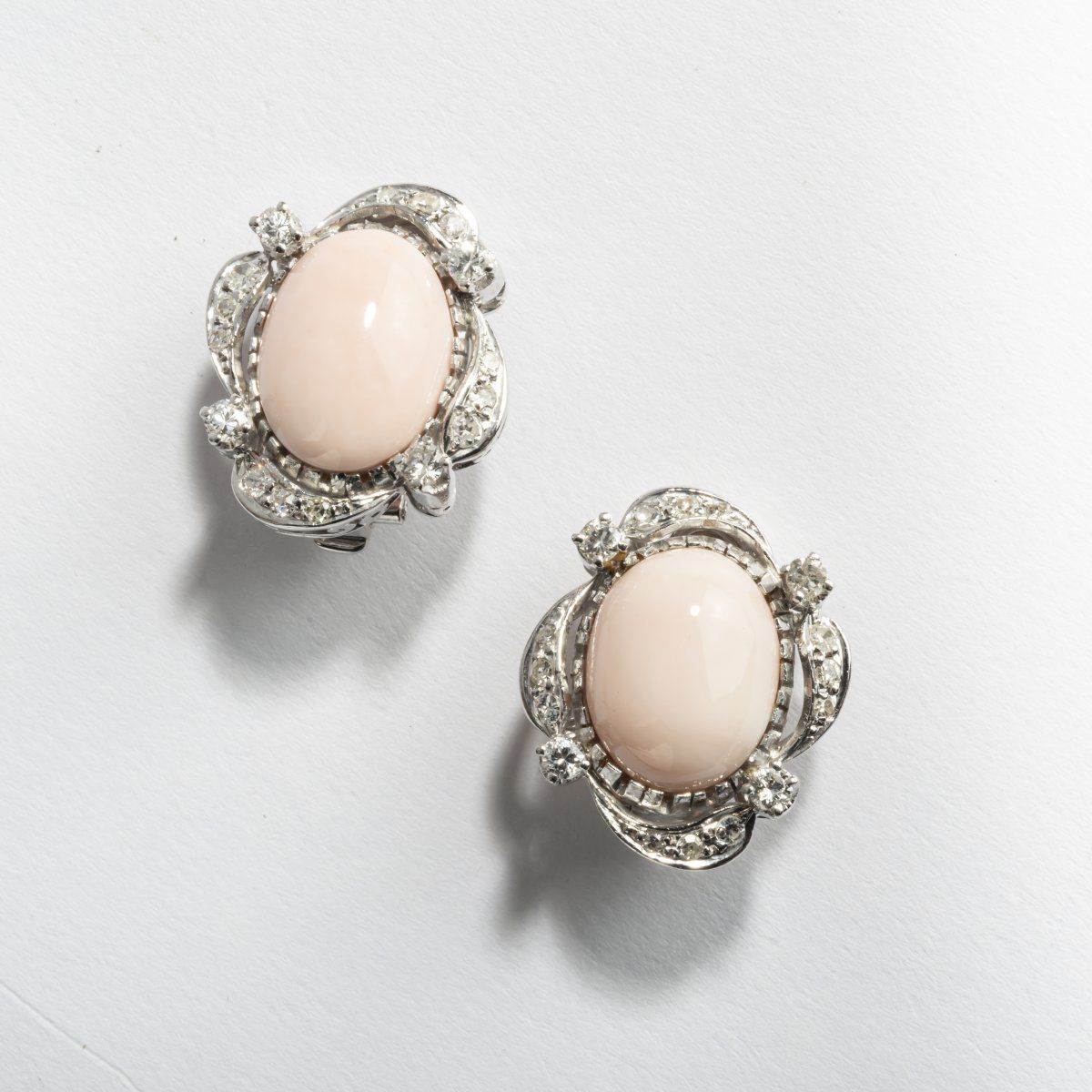 Null 意大利，一对夹式耳环，1960年代，18ct.白金，珊瑚，钻石。每个8.3克。每个21 x 18毫米。没有签名。