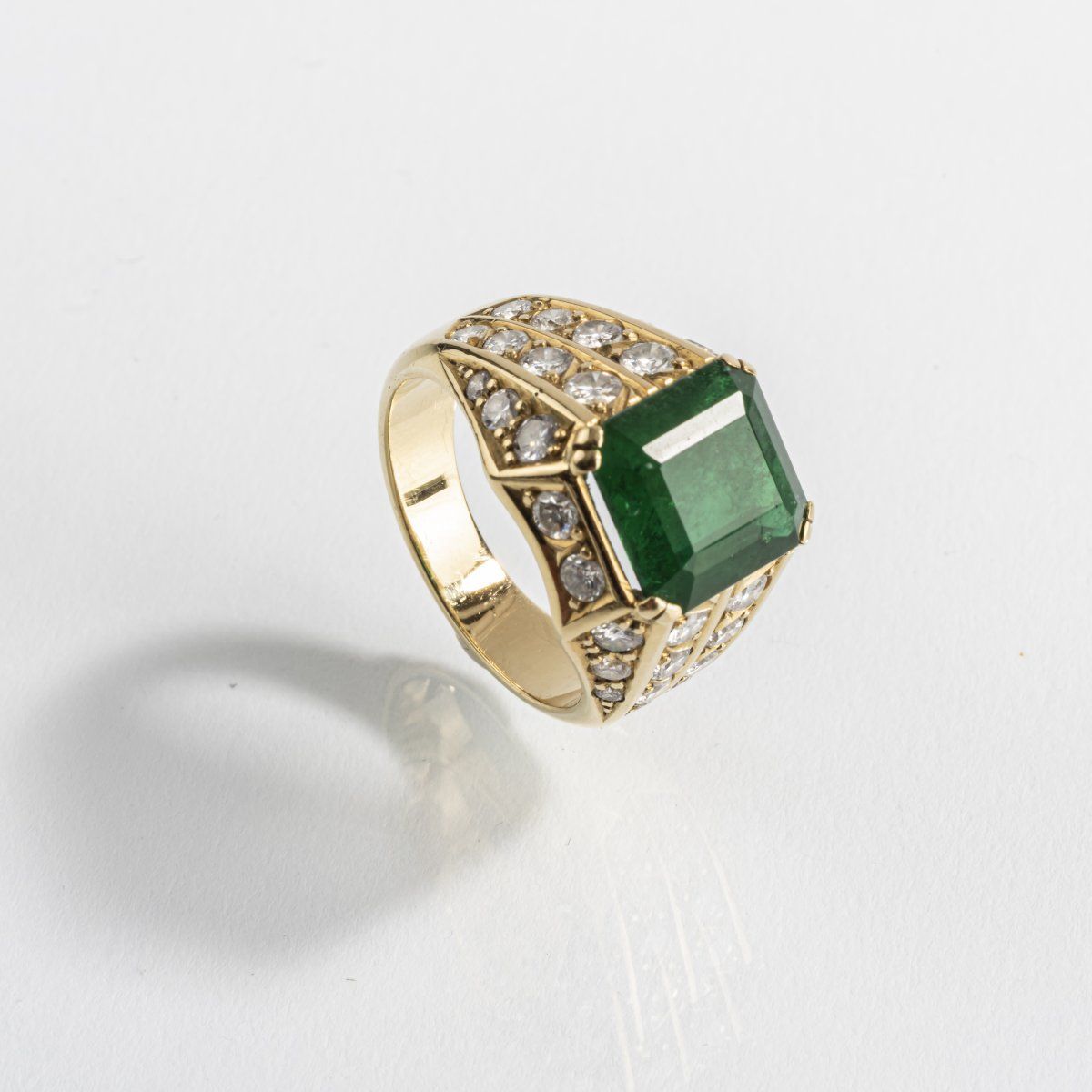 Null 德国，戒指，1950年代，黄金，绿宝石，钻石。9.9克。内径17.5毫米。没有签名。
