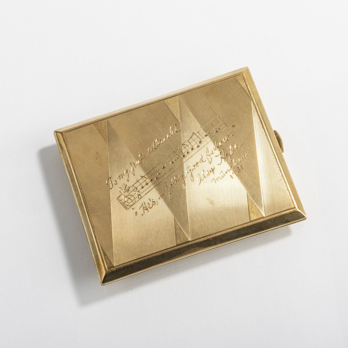 Null Weishaupt, Munich, Cigarette case, 1931, 14ct. Yellow gold. 136 grams. 78 x&hellip;
