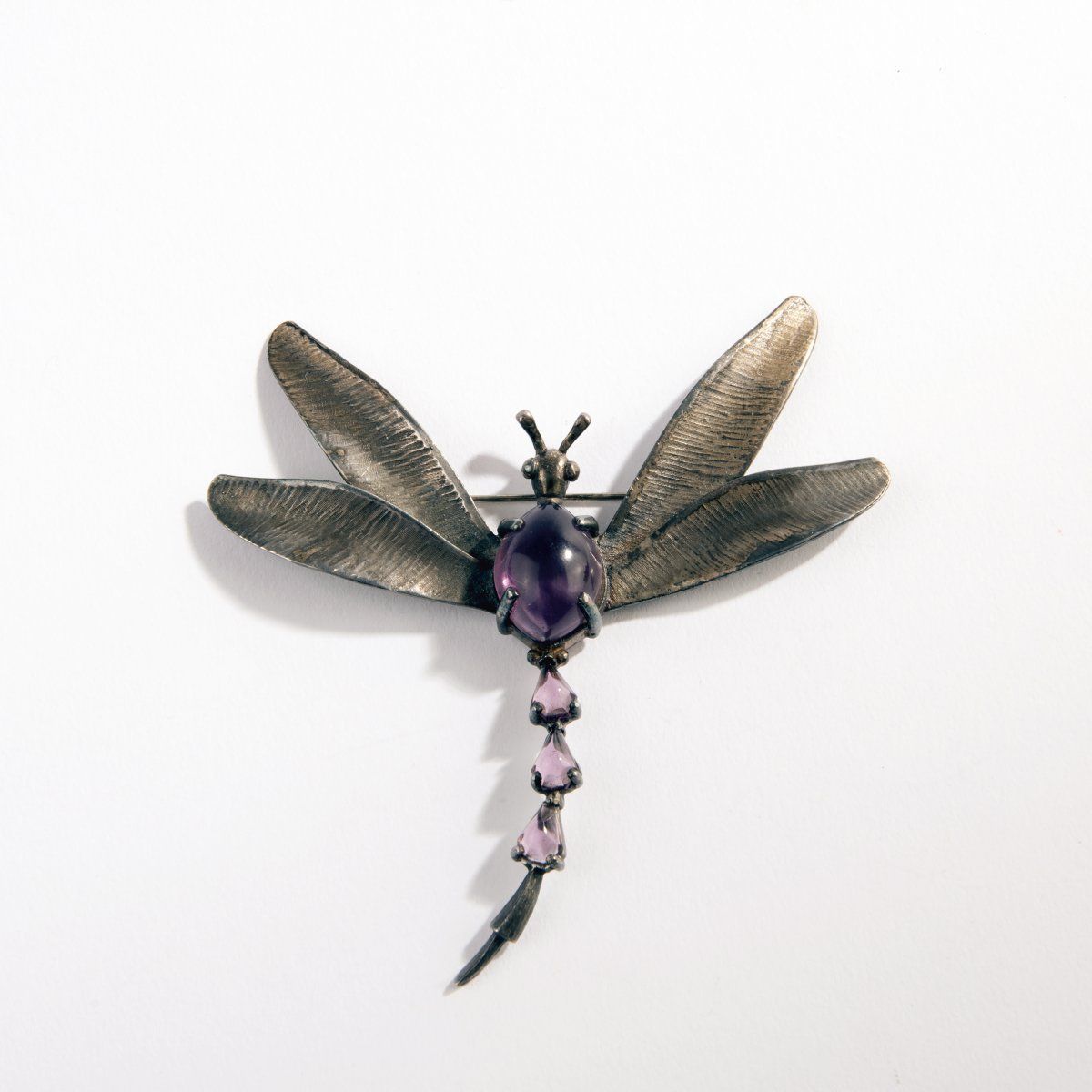 Null 霍贝，美国，蜻蜓胸针，约1935年，纯银，宝石。34.2克。90 x 90毫米。签名：制造商的标记，STERLING（浮雕）。