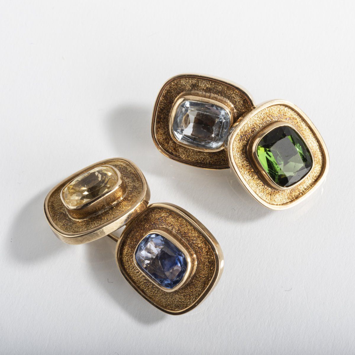 Null Räbel，一对袖扣，1940年代，14ct.黄金，黄水晶，碧玺，海蓝宝石，蓝宝石。每个8克。每个17 x 19毫米。有签名。585，制造商的标记（浮&hellip;