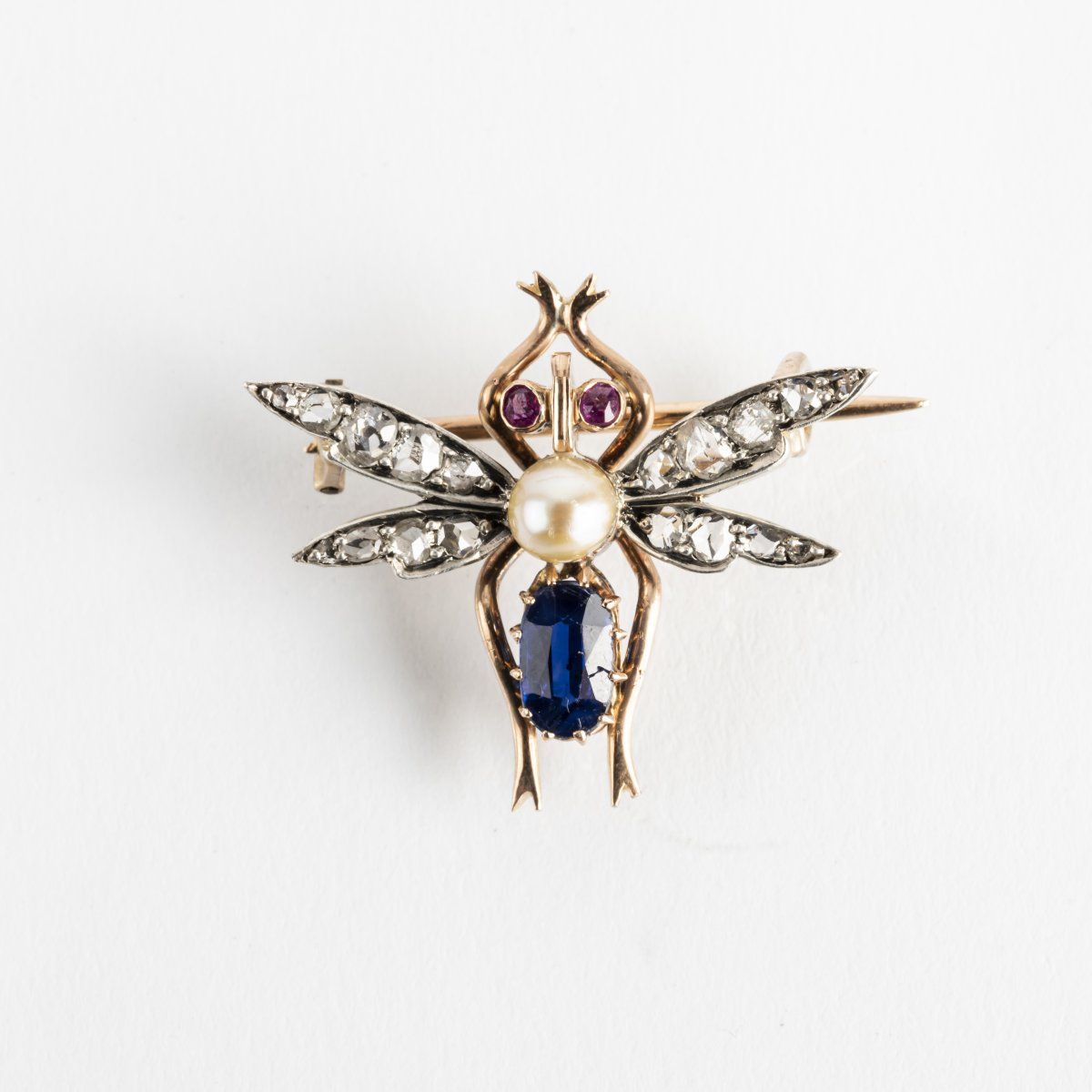 Null 英国，昆虫胸针，约1890年，18ct.黄金，钻石，蓝宝石，红宝石，珍珠。4克。23 x 27毫米。

没有签名。,