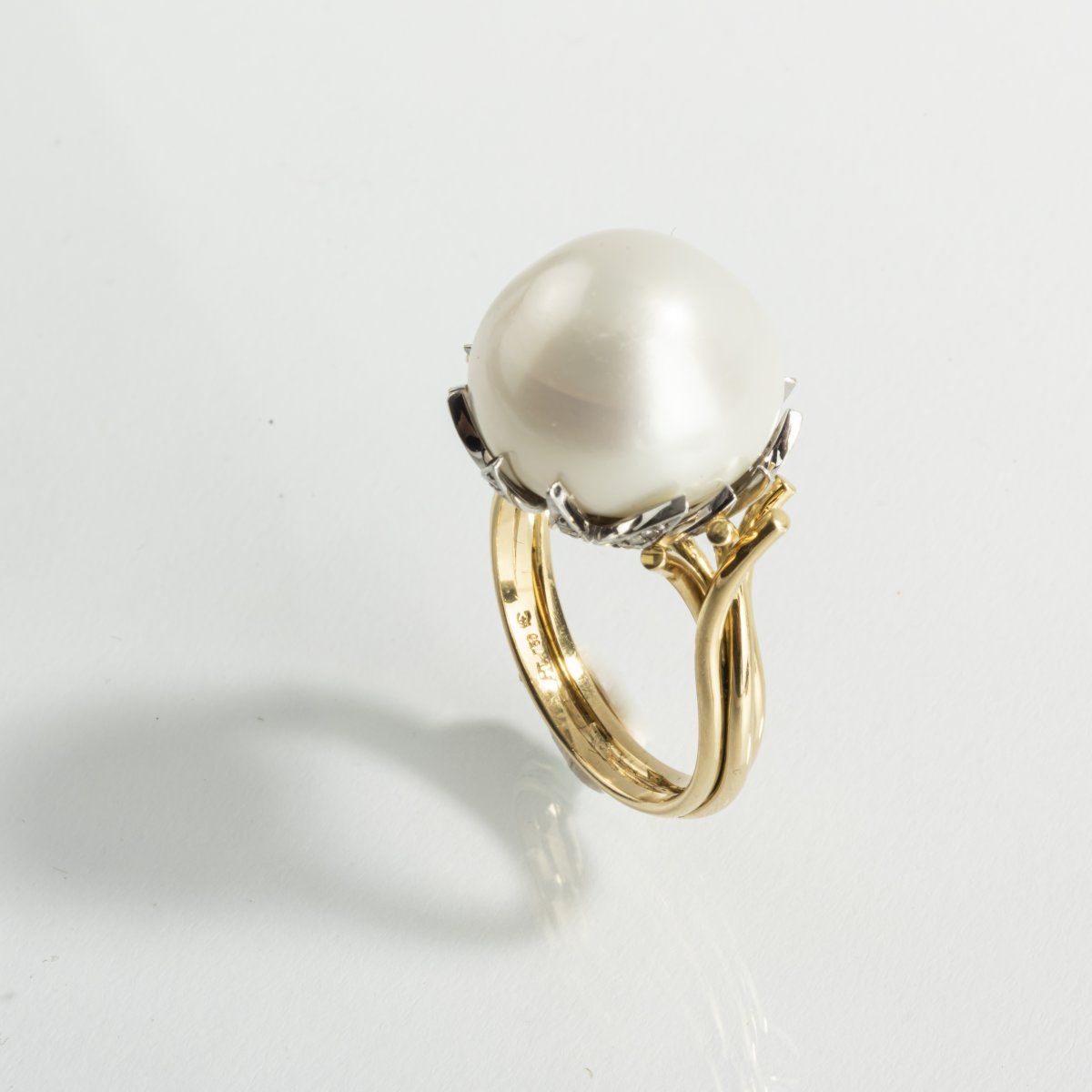 Null Germany, Ring, 1970s, 18ct. Yellow gold, platinum, South Sea pearl, brillia&hellip;