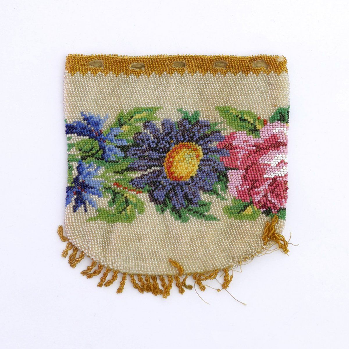 Null 带花边的小袋，19世纪下半叶，高11.5 x 11厘米。编织的多色珠子，亚麻布衬里。绳子不见了。