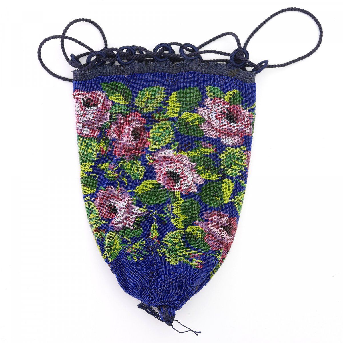 Null 玫瑰花袋，19世纪下半叶，高28 x 16.5厘米。编织的多色珠子，皮革衬里，带圈眼的抽绳，珠子的木球。已修复。