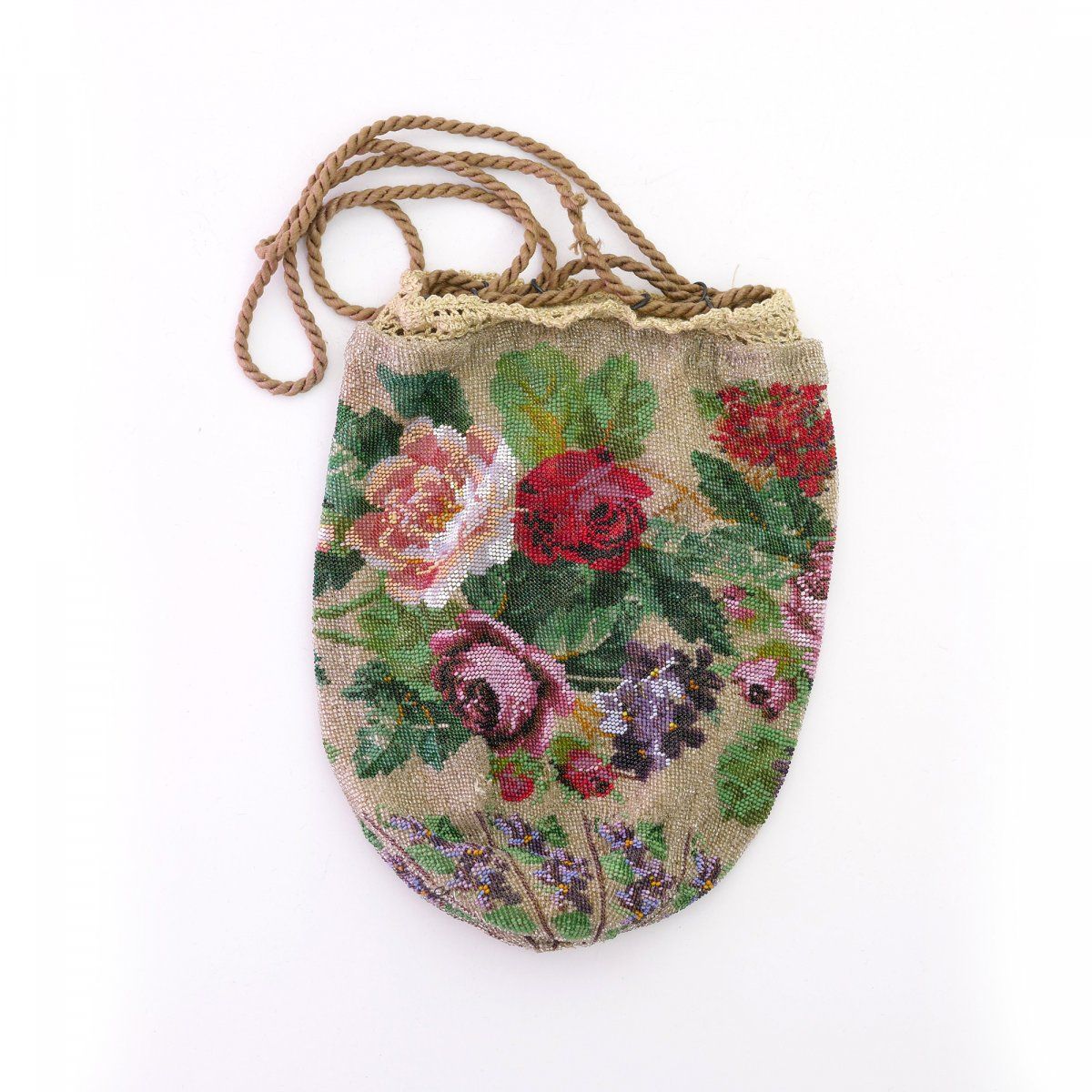 Null 19世纪下半叶，带花纹的小袋，高22 x 16.5厘米。多色珠子刺绣，纺织衬里，钩织抽绳，有金属孔眼。已修复。