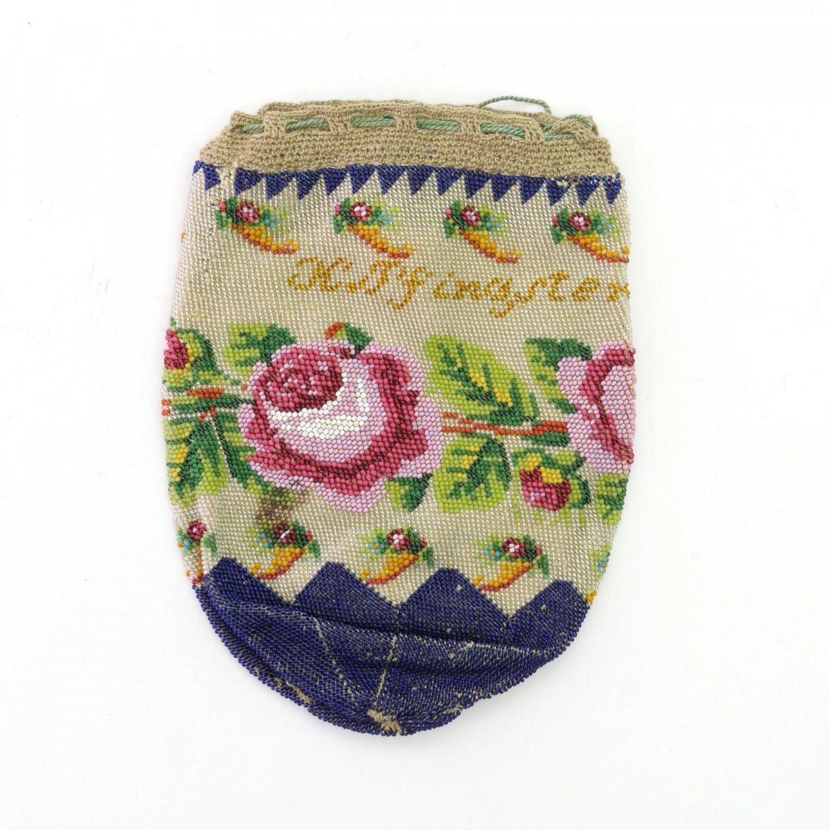 Null 烟草袋 "K.Pfingsten.1823年'，有玫瑰花边和玉米粒，1823年，高14.5 x 11厘米。编织的多色珠子，皮革衬里，钩编的抽绳。