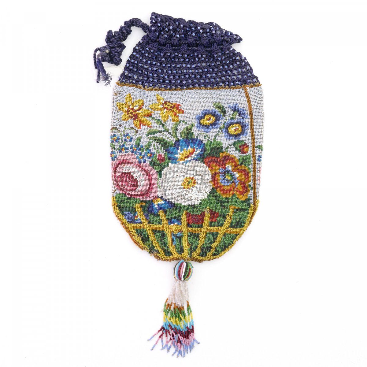 Null 插花袋，约1900年，高27x12厘米。编织的多色珠子，钩编的抽绳，串珠的木球。