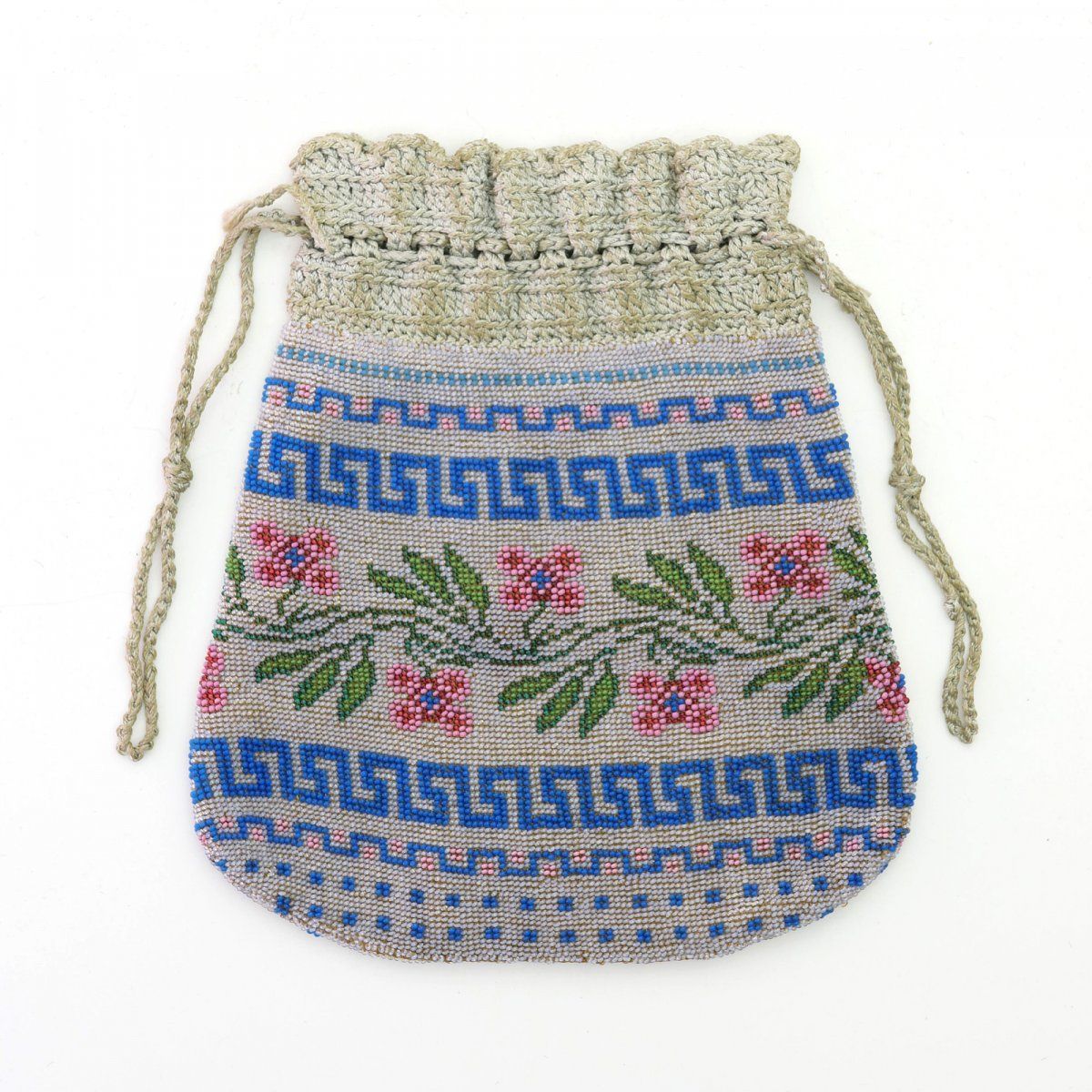 Null 有花和蜿蜒装饰的小袋，19世纪中期，高19 x 17厘米。编织的多色珠子，纺织衬里，钩编的抽绳。