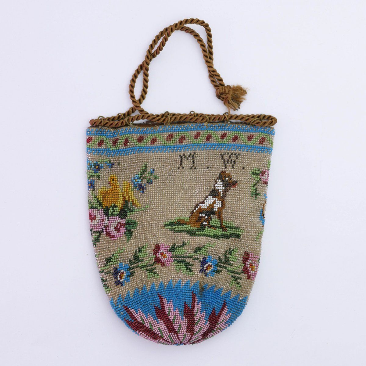 Null MW "烟草袋，有花和动物的图案，19世纪下半叶，高16 x 13厘米。钩织的多色珠子，皮革衬里，带铜眼的抽绳。