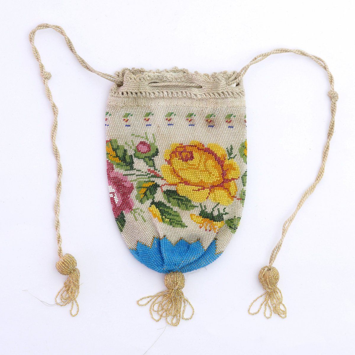 Null 带花边的小袋，19世纪下半叶，高17 x 10厘米。编织的多色珠子，织物衬里，钩编的抽绳，珠子的木球。衬里已更新。