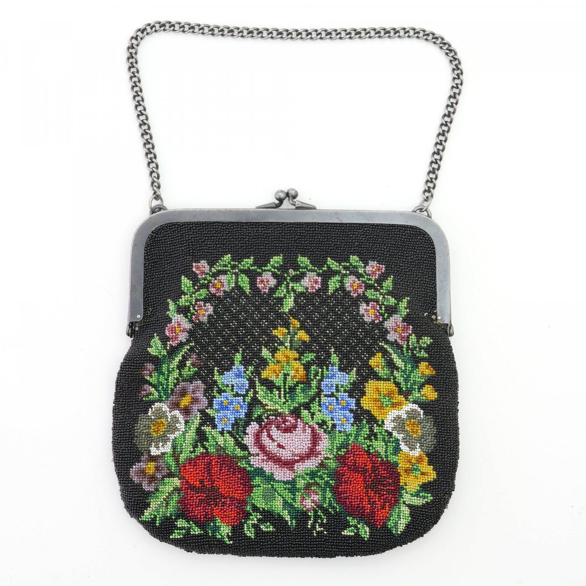 Null Bag with flower motif, c. 1900, H. 18.5 x 17 cm. Polychrome beadwork, leath&hellip;