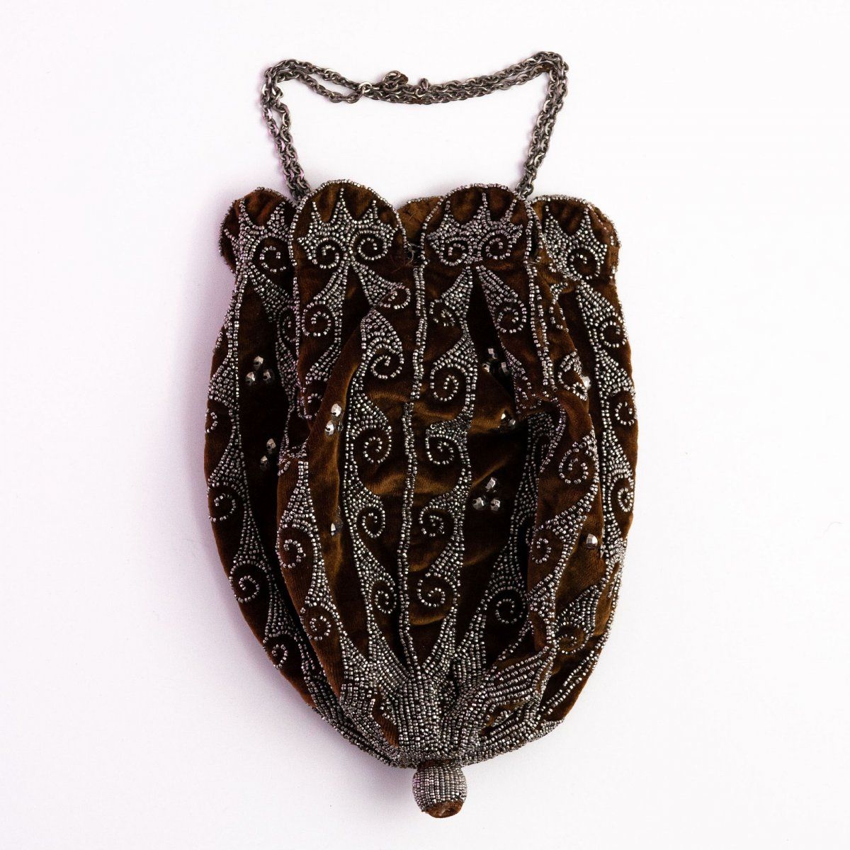 Null Pochette en acier découpé, c. 1900, H. 20 x 12,5 cm. Perles d'acier brodées&hellip;