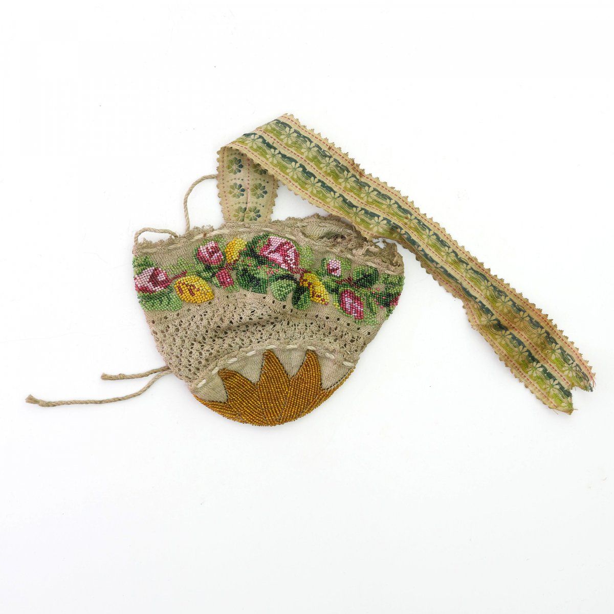 Null 带花边的小袋，19世纪上半叶，高10 x 13厘米。编织有多色珠子，抽绳，框架有多色刺绣。手柄在一侧被拆开。