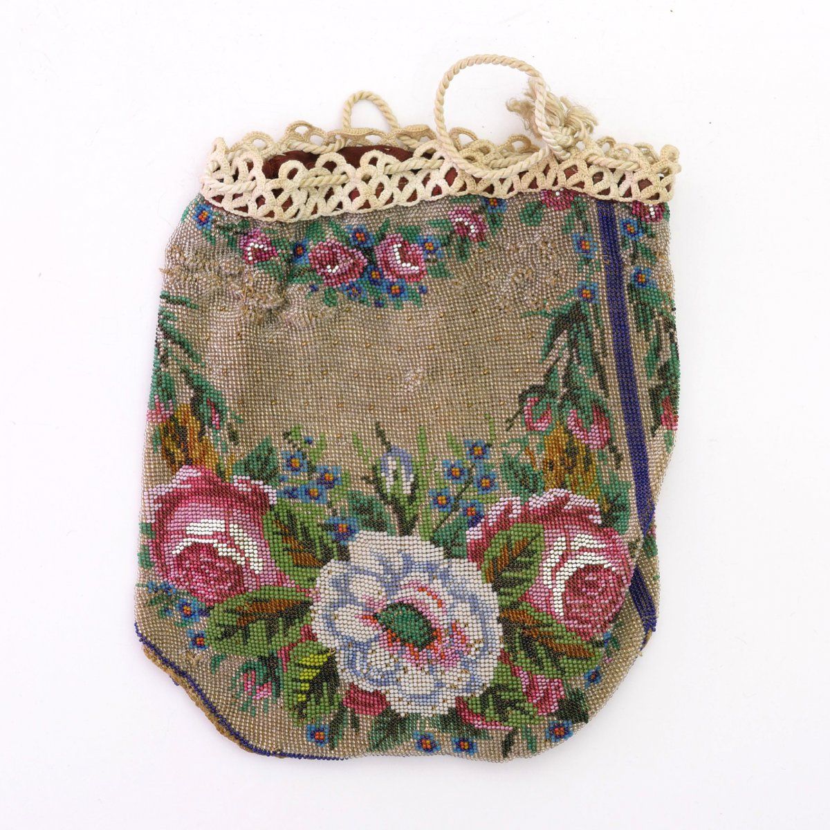 Null 带花环的小袋，19世纪下半叶，高20 x 16.5厘米。编织的多色珠子，纺织衬里，钩编的抽绳。已修复。