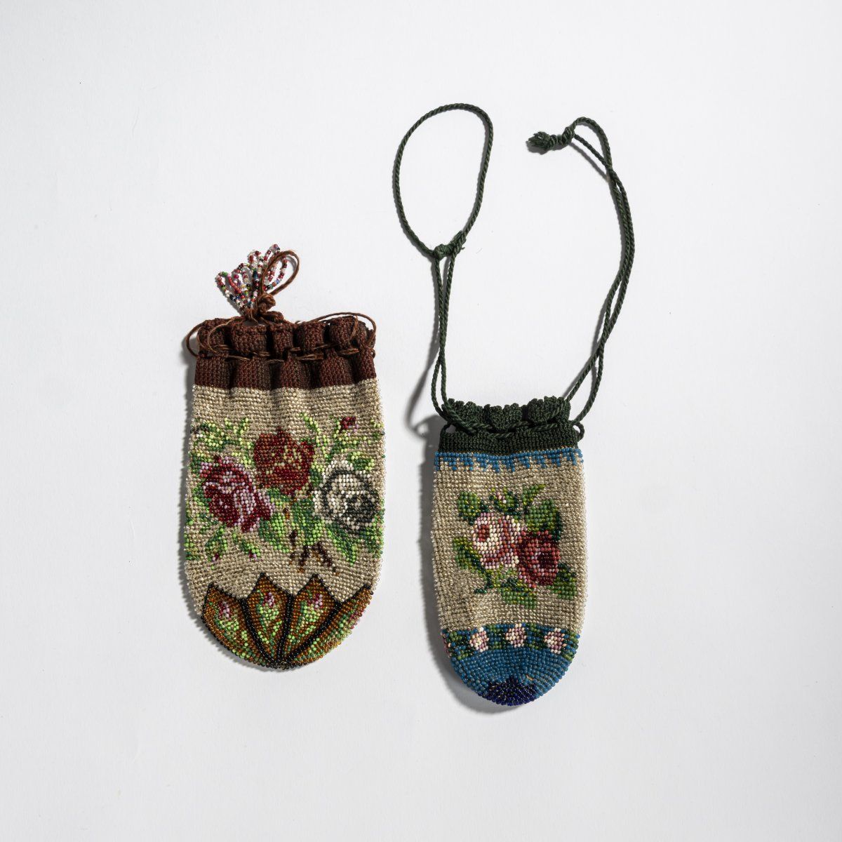 Null 两个带玫瑰花的小袋，19世纪下半叶，高15 x 9厘米；高13.5 x 6.5厘米。钩编的多色珠子，钩编的抽绳。