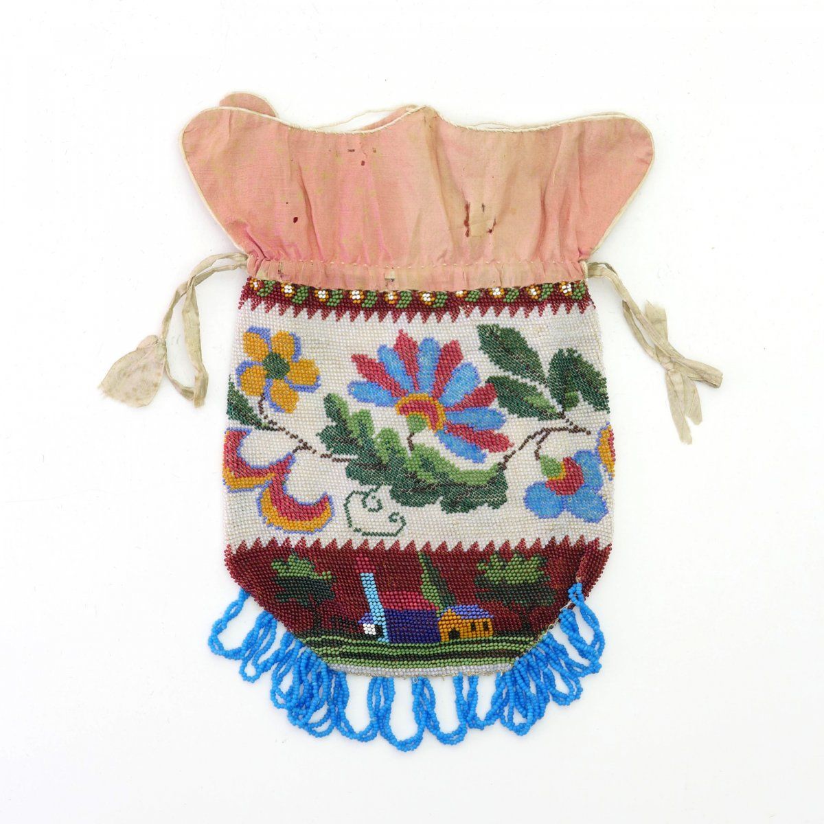 Null 19世纪中叶，带风格化花朵和房屋景观的小袋，高21 x 12.5厘米。编织的多色珠子，丝绸衬里，抽绳与丝绸。
