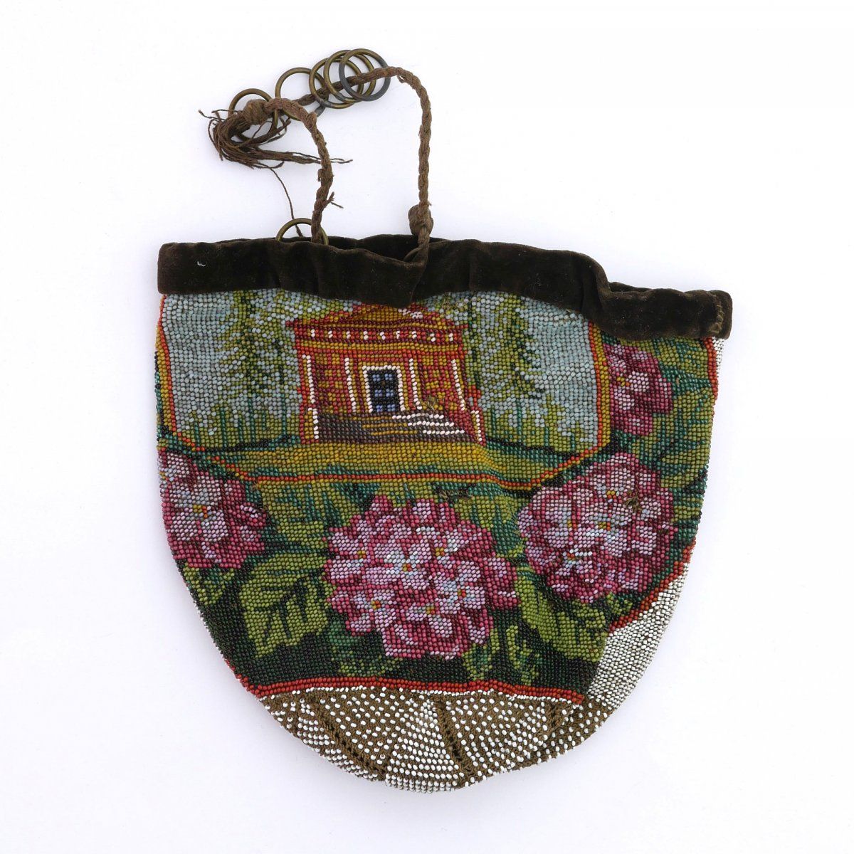 Null 带有房屋、纪念碑和花朵图案的小袋，19世纪下半叶，高14.5 x 14.5厘米。编织的多色珠子，皮革衬里，带铜眼的抽绳和天鹅绒。