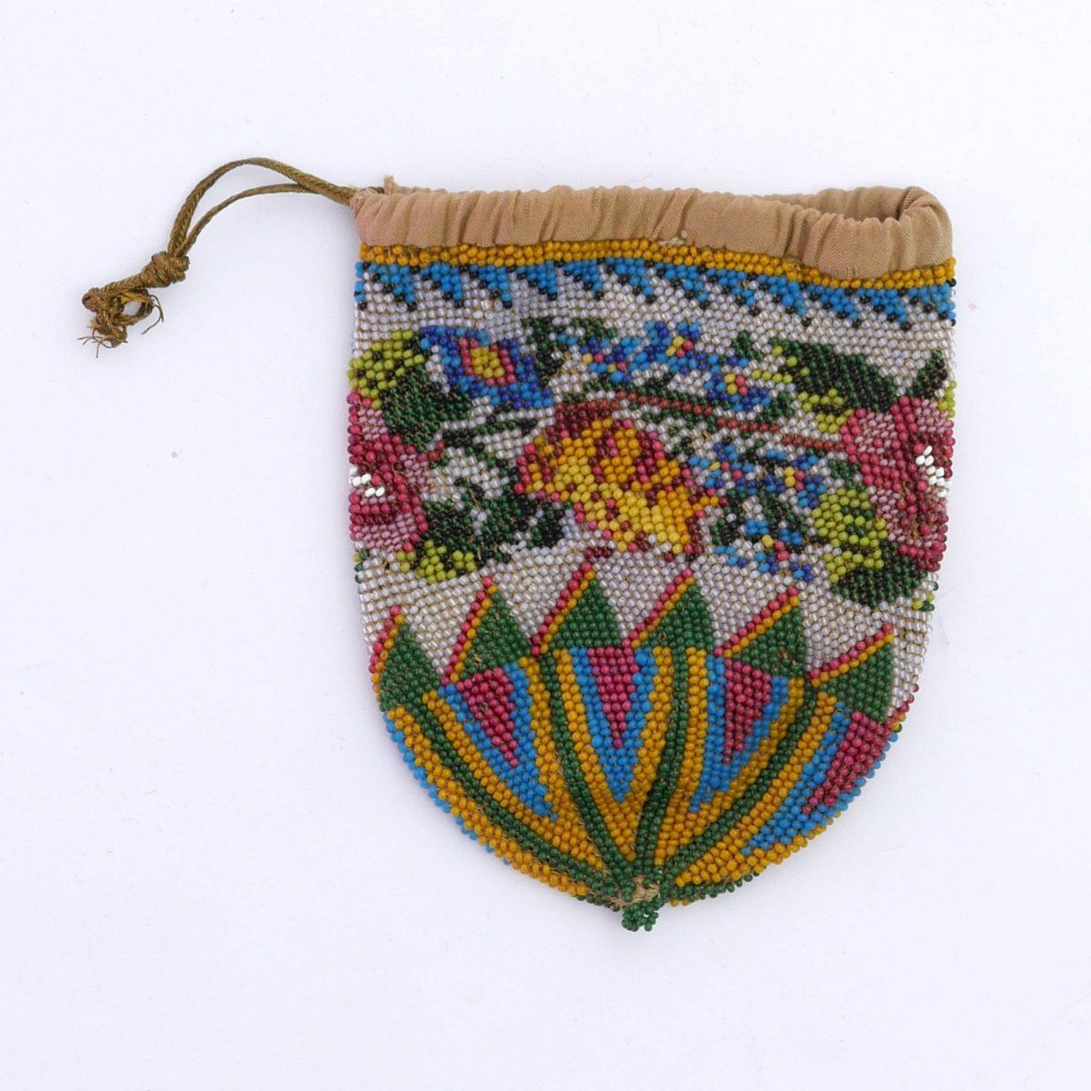 Null 带花边的小袋，19世纪下半叶，高10 x 8厘米。编织的多色珠子，皮革衬里，带纺织品的抽绳。