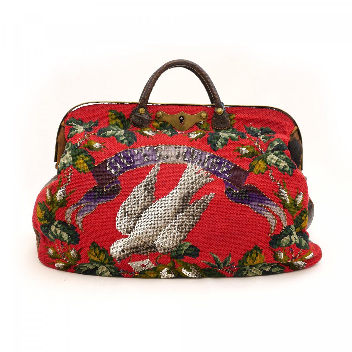 Null 旅行袋 "Gute Reise"，带有风景中的信鸽和铁路，19世纪中叶，高24 x 48 x 27厘米。亚麻布上的多色羊毛刺绣和珠子刺绣，棉质衬里，铜&hellip;