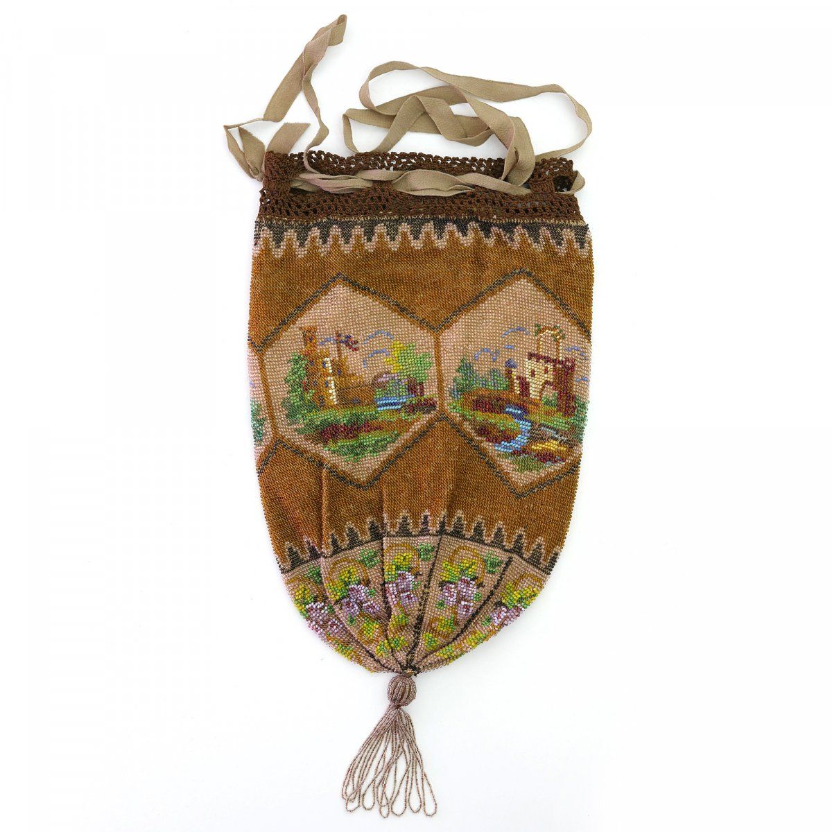 Null 饰有Vedutas和花纹的小袋，19世纪下半叶，高30 x 16厘米。多色珠子刺绣，棉质衬里，钩编抽绳，珠状木球。