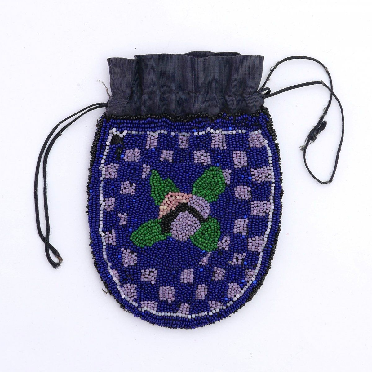 Null 19世纪下半叶，带花纹的小袋，高13.5 x 9厘米。多色珠子刺绣，纺织衬里，带纺织物的抽绳。