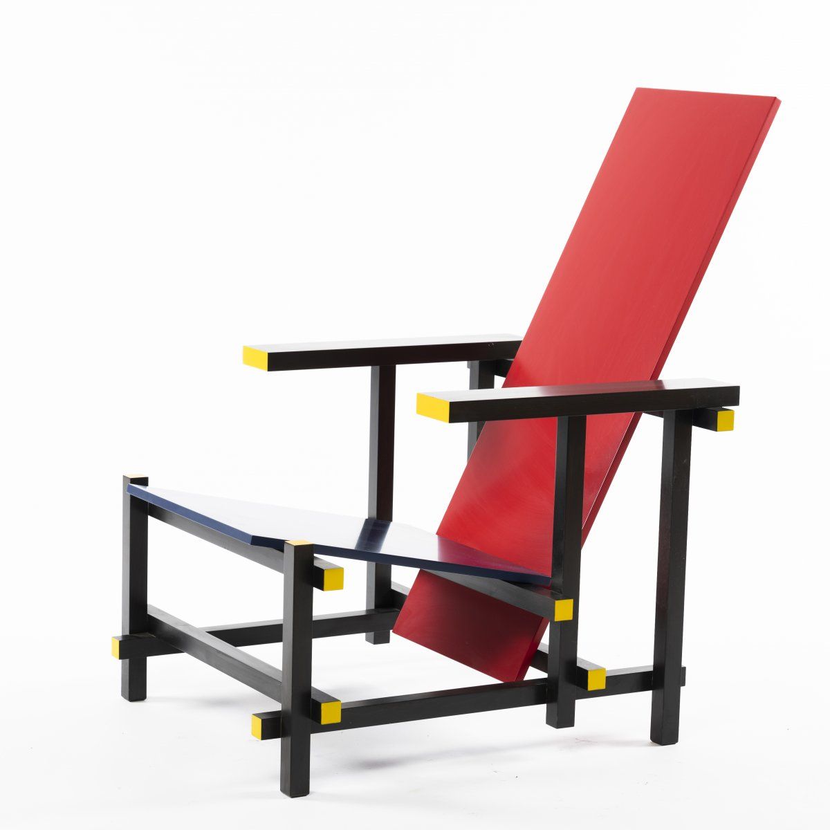 Null Gerrit Th.Rietveld ，"红与蓝 "椅子，1918年，高88 x 65.5 x 82厘米。由米兰的卡西纳制造。木质板条，涂有黑色、红色&hellip;