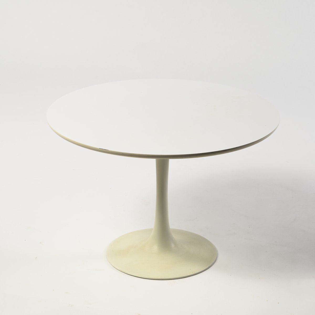 Null Arkana，英国，边桌，约1960年，高51.5厘米，直径75.5厘米。铸铝，白色漆面，胶合板顶部，白色层压。有标记。Arkana，4（压印）。