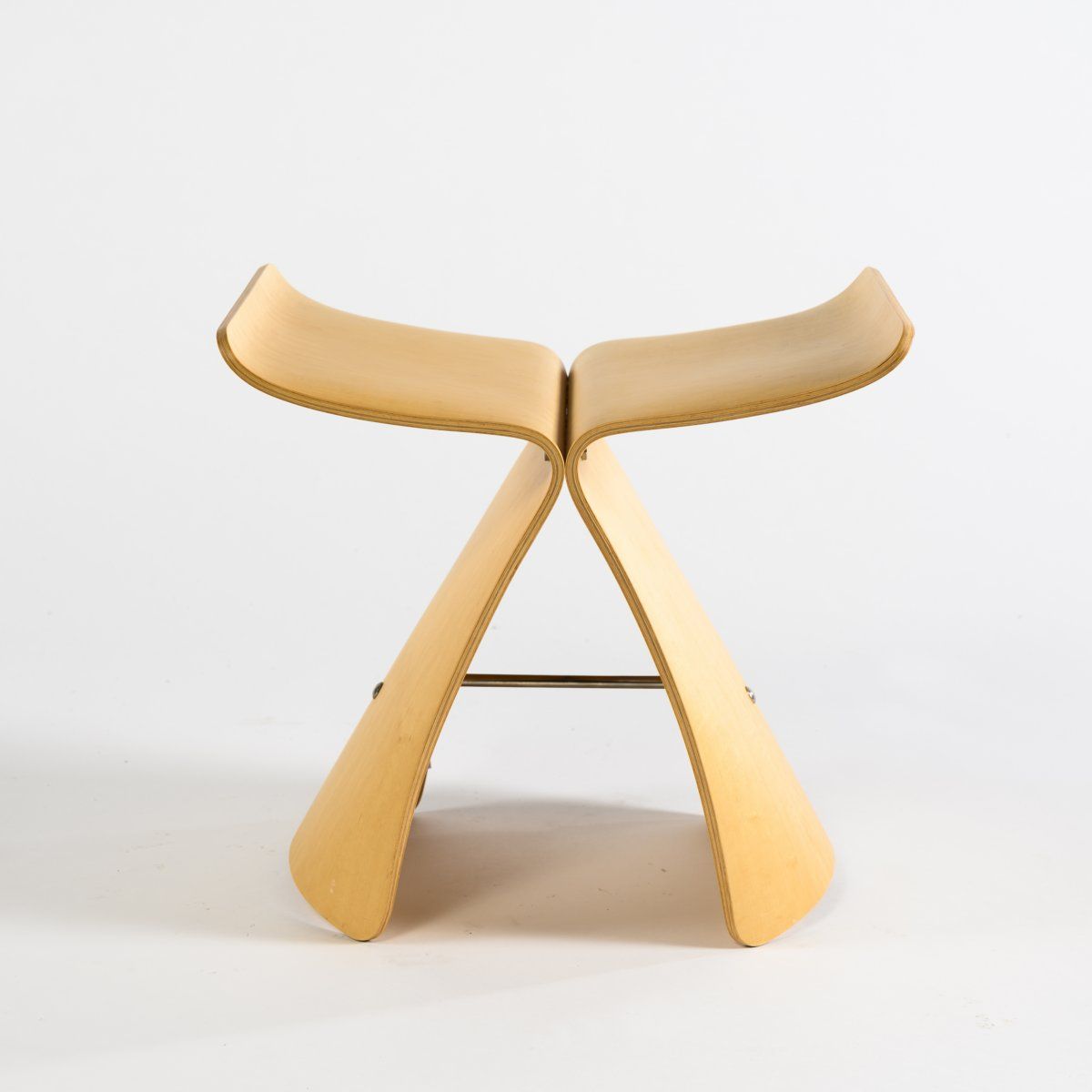 Null Sori Yanagi, tabouret "Butterfly", 1956, H. 40 x 42,5 x 31 cm. Fabriqué par&hellip;