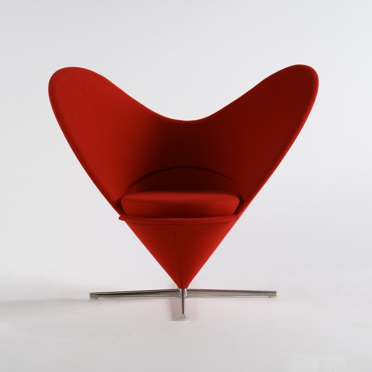 Null Verner Panton, "Heart Cone Chair", 1959, H. 88 x 100 x 57 cm. Hergestellt v&hellip;