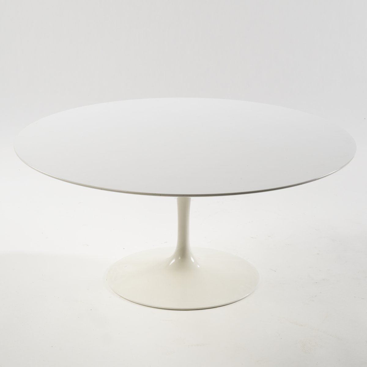 Null Eero Saarinen ，'150'边桌，1956年，高42，直径91厘米。由纽约诺尔国际公司制造。铸铝，白色油漆，胶合板，白色层压板。标有：15&hellip;