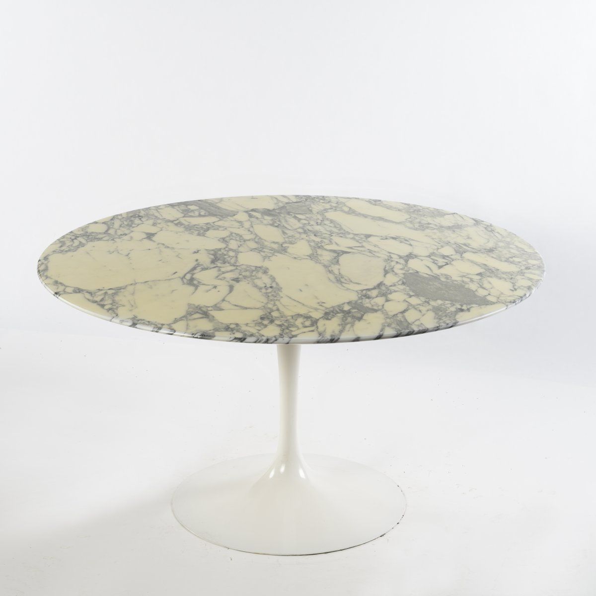 Null 埃罗-沙里宁，'173 F'桌，1956年，高73.5厘米，直径135厘米。由Knoll国际公司制造，纽约。压铸铝，涂成白色，大理石桌面为白色。, R&hellip;