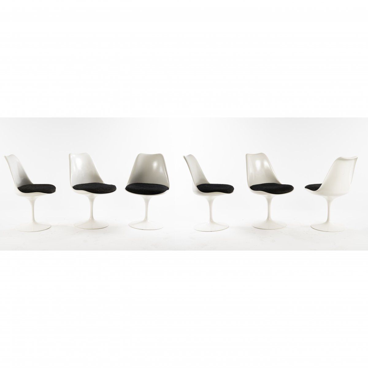 Null 埃罗-沙里宁，6把'郁金香'-'151'椅子，1956年，高81 x 49.5 x 54.5厘米。由Knoll国际公司制造，纽约。铸铝，涂成白色，塑料&hellip;