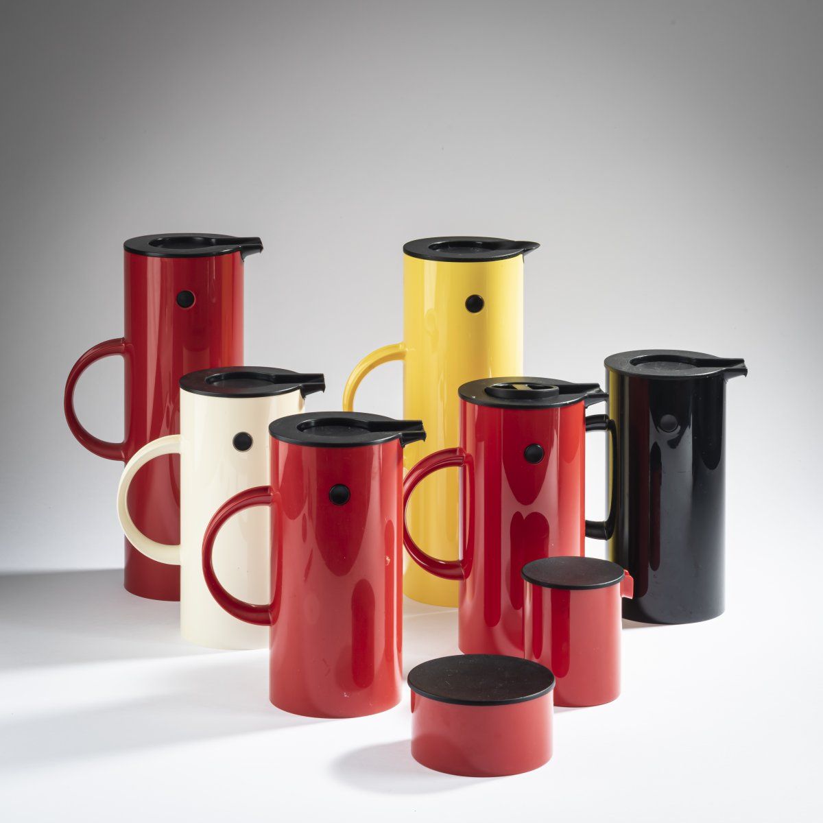 Null Erik Magnussen, 6 thermos bottles, creamer and sugar bowl, 1977, H. 5-30 cm&hellip;