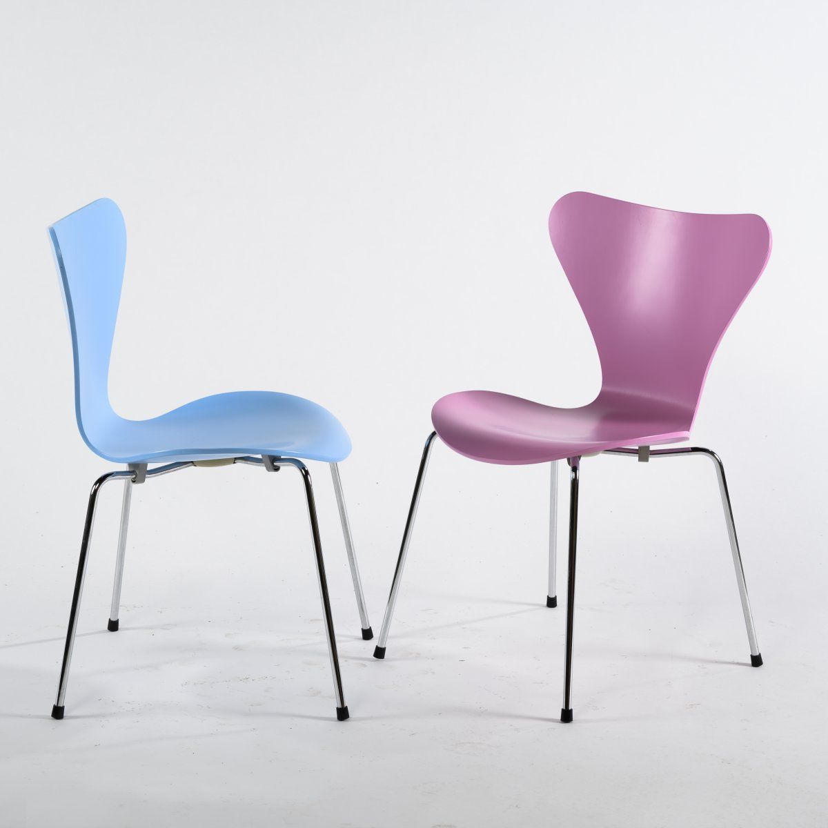 Null Arne Jacobsen, 2 chaises empilables '3107', 1955, H. 79 x 50 x 50 cm. Fabri&hellip;