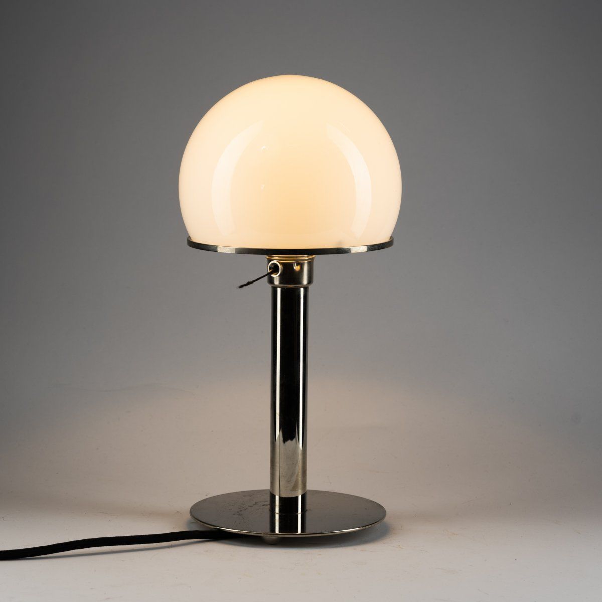 Null Wilhelm Wagenfeld, lámpara de mesa 'WG 24', 1924, H. 36 cm, Ø 18 cm. Fabric&hellip;